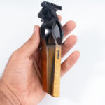 ماشین اصلاح موی سر و صورت وی جی ار مدل V-921، اصلاح به صورت خط زن و صفر زن، نمایش وضعیت باتری، منبع انرژی با باتری، تکنولوژی اصلاح به صورت تریمر، اندازه اصلاح 0.5 تا 1.2 میلی‌متر، مدت زمان شارژ 120 دقیقه و مدت زمان استفاده پس از شارژ 200 دقیقه