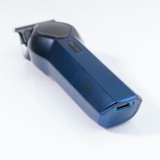 ماشین اصلاح موی سر و صورت وی جی ار مدل V-921، اصلاح به صورت خط زن و صفر زن، نمایش وضعیت باتری، منبع انرژی با باتری، تکنولوژی اصلاح به صورت تریمر، اندازه اصلاح 0.5 تا 1.2 میلی‌متر، مدت زمان شارژ 120 دقیقه و مدت زمان استفاده پس از شارژ  200 دقیقه