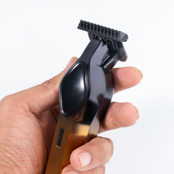 ماشین اصلاح موی سر و صورت وی جی ار مدل V-921، اصلاح به صورت خط زن و صفر زن، نمایش وضعیت باتری، منبع انرژی با باتری، تکنولوژی اصلاح به صورت تریمر، اندازه اصلاح 0.5 تا 1.2 میلی‌متر، مدت زمان شارژ 120 دقیقه و مدت زمان استفاده پس از شارژ 200 دقیقه