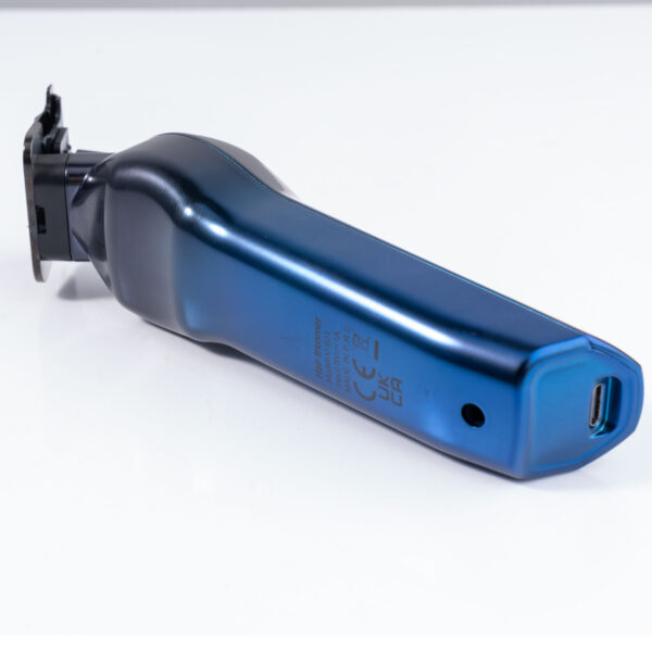 ماشین اصلاح موی سر و صورت وی جی ار مدل V-921، اصلاح به صورت خط زن و صفر زن، نمایش وضعیت باتری، منبع انرژی با باتری، تکنولوژی اصلاح به صورت تریمر، اندازه اصلاح 0.5 تا 1.2 میلی‌متر، مدت زمان شارژ 120 دقیقه و مدت زمان استفاده پس از شارژ 200 دقیقه