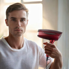 سشوار خانگی پرینسلی مدل 261، موتور DC با توان مصرفی 1800 وات، دارای قابلیت باد سرد و فناوری تولید یون، دارای حلقه آویختن، با حالت صاف‌کننده و حجم‌دهنده، وزن 200 گرم، تنظیم حرارت 3 حالته و کنترل سرعت 2 حالته، به همراه 1 عدد سری متمرکزکننده پهن