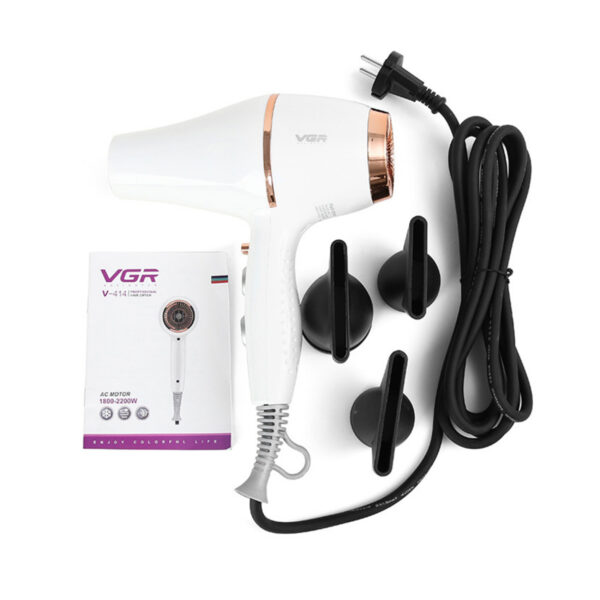 سشوار حرفه‌ای وی جی ار مدل V-414، موتور AC با توان مصرفی 2200 وات، دارای فناوری تولید یون، دارای حلقه آویختن، با حالت صاف‌کننده و حجم‌دهنده، وزن 802 گرم، تنظیم حرارت 3 حالته و کنترل سرعت 2 حالته، به همراه 3 عدد سری متمرکزکننده