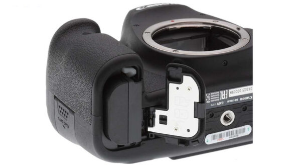 دوربین دیجیتال کانن مدل EOS 6D Mark II بدون لنز