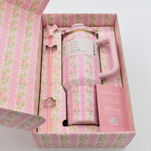 تراول ماگ استنلی مدل LoveShackFancy Holiday Quencher Limited edition گنجایش 1.18 لیتر