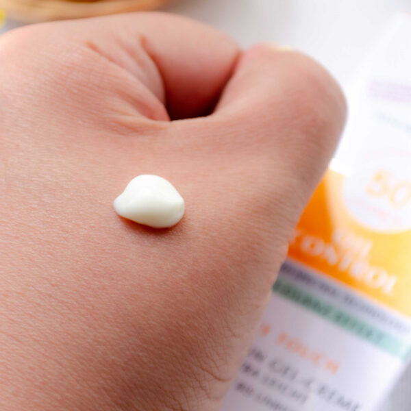 کرم ضد آفتاب بدون رنگ اوسرین SPF 30 مدل 02 مناسب پوست‌های چرب حجم 50 میلی‌لیتر