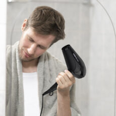 سشوار حرفهای هیسکا مدل H5261، موتور AC با توان مصرفی 2500 وات، دارای قابلیت باد سرد، فناوری تولید یون، دارای حلقه آویختن، با حالت صافکننده و حجمدهنده، وزن 1350 گرم، تنظیم حرارت 4 حالته و کنترل سرعت 2 حالته، به همراه دیسپانسر و 2 عدد سری متمرکزکننده