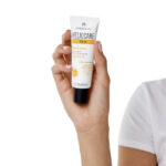 کرم ضد آفتاب بدون رنگ هلیوکر SPF 50 مدل Light Moisturizing مناسب انواع پوست‌ حجم 50 میلی‌لیتر