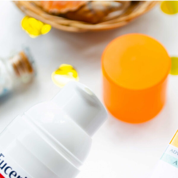 کرم ضد آفتاب بدون رنگ اوسرین SPF 30 مدل 02 مناسب پوست‌های چرب حجم 50 میلی‌لیتر