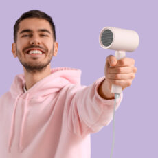 سشوار مسافرتی خانگی شیائومی مدل CMJ04LXEU، موتور AC با توان مصرفی 1600 وات، دارای قابلیت باد سرد، فناوری تولید یون و نرم کننده‌ی یونی، با حالت صاف‌کننده و حجم‌دهنده، تنظیم حرارت 2 حالته و کنترل سرعت 2 حالته، به همراه متمرکزکننده