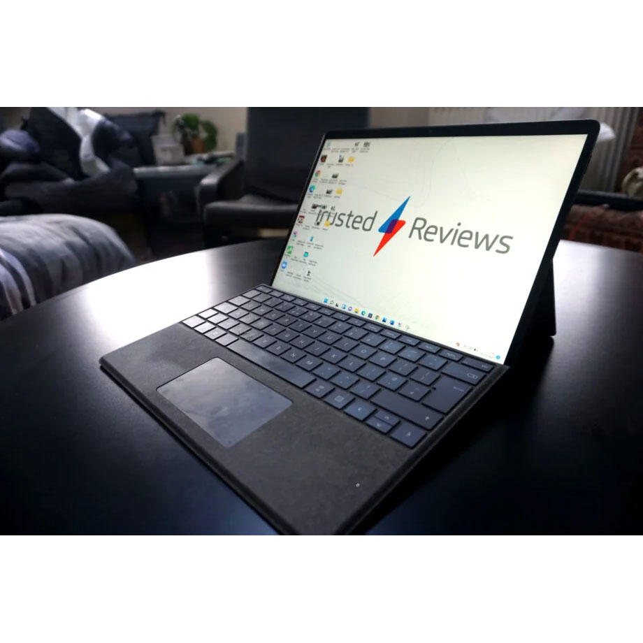 تبلت مایکروسافت مدل Surface Pro 8-i7 1185G7 ظرفیت 512 گیگابایت و 16 گیگابایت رم به همراه کیبورد Black Type Cover