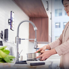 پایه نگهدارنده گوشی موبایل گرین لاین مدل Auto-Suction Phone Holder