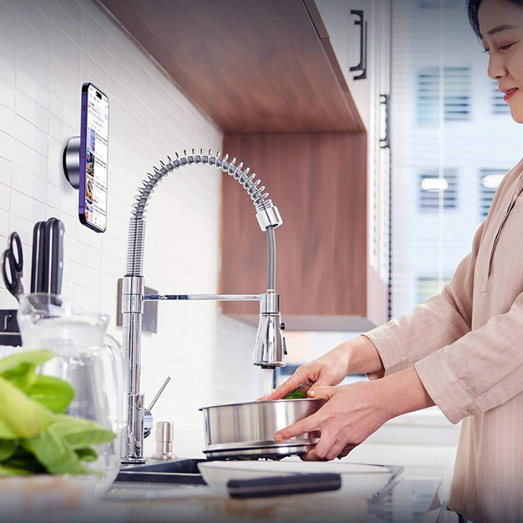 پایه نگهدارنده گوشی موبایل گرین لاین مدل Auto-Suction Phone Holder