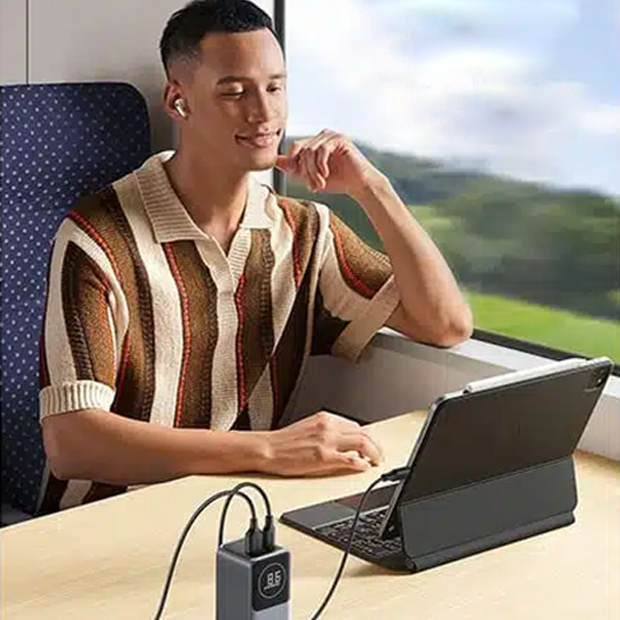 پاور بانک یوگرین سری نکسود مدل PB724 کد 35526 ظرفیت 12000 میلی آمپر ساعت