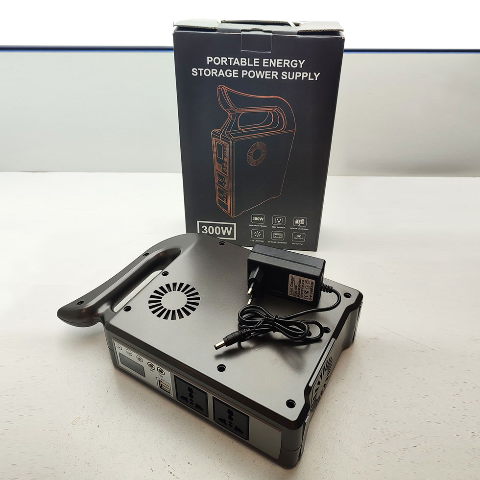 پاوربانک مدل مولتی 300W کمپینگ 12v-220v طرح چراغ قوه ظرفیت 25000 میلی آمپر ساعت