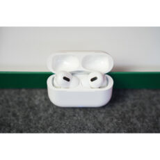 ساعت هوشمند کیکویر مدل KW22 Ultra 2 دارای قابلیت های کنترل موسیقی (Music Player)، کنترل سطح اکسیژن خون، قابلیت مکالمه مستقیم، قابلیت مکالمه از طریق بلوتوث، پشتیبانی از زبان فارسی در منو و سیستم‌عامل، قابلیت تغییر طرح ساعت یا تم، ضد آب بند سیلیکون