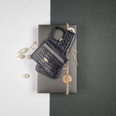 کاور مدل چرم طبیعی کروکودیل مناسب برای گوشی موبایل اپل Iphone 16 pro max به همراه جاکارتی