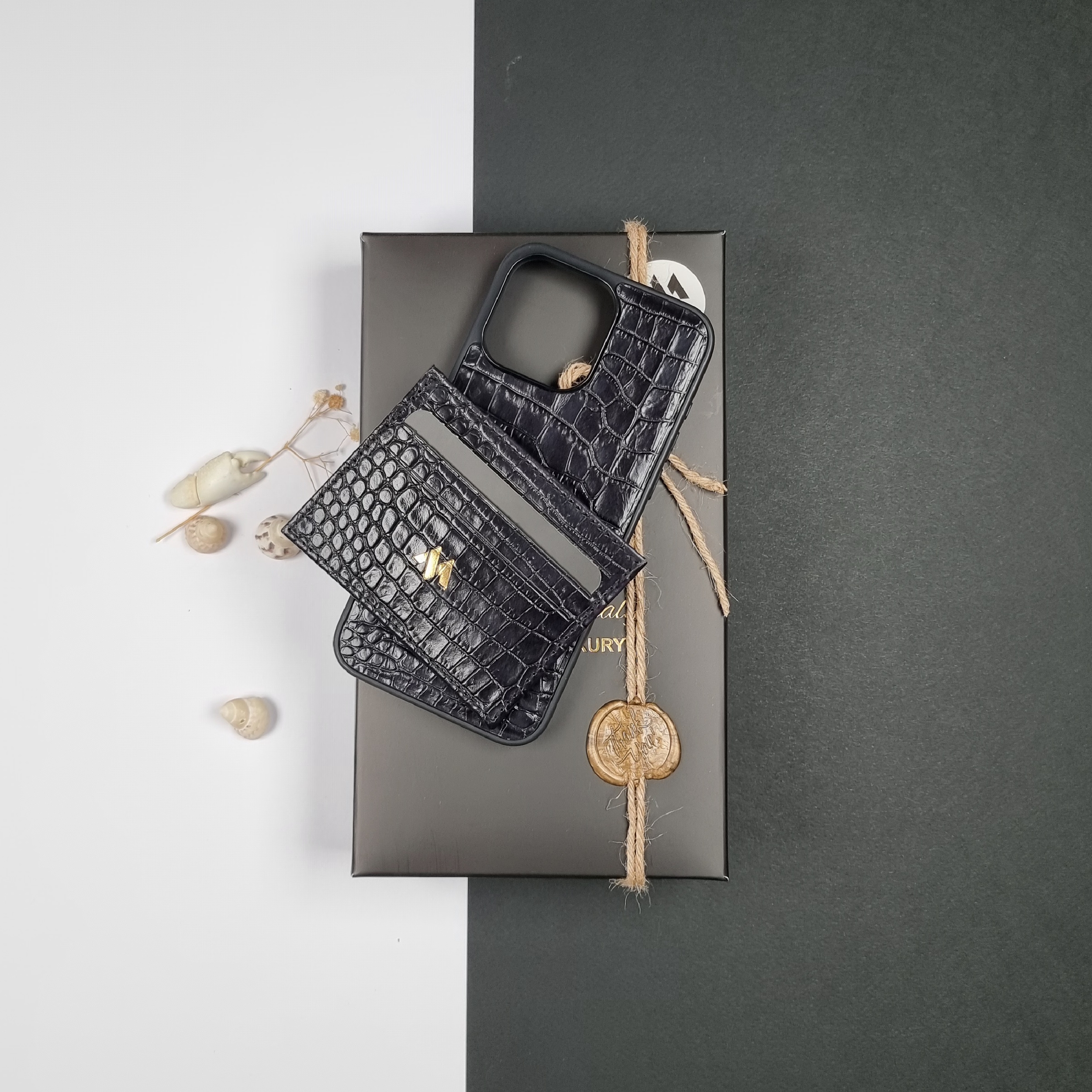 کاور مدل چرم طبیعی کروکودیل مناسب برای گوشی موبایل اپل Iphone 16 pro max به همراه جاکارتی