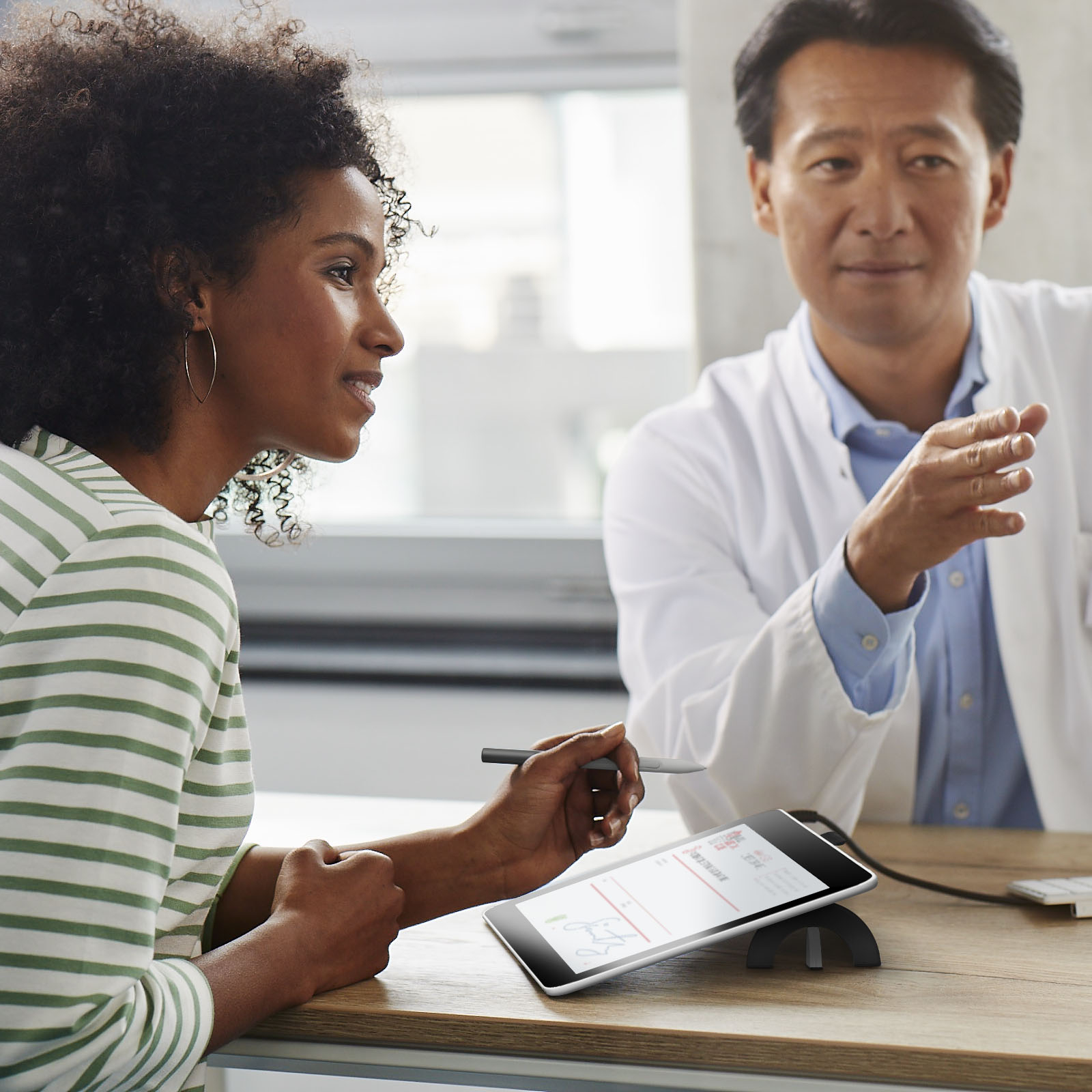 تبلت گرافیکی وکام مدل DTC 121 / ONE 12