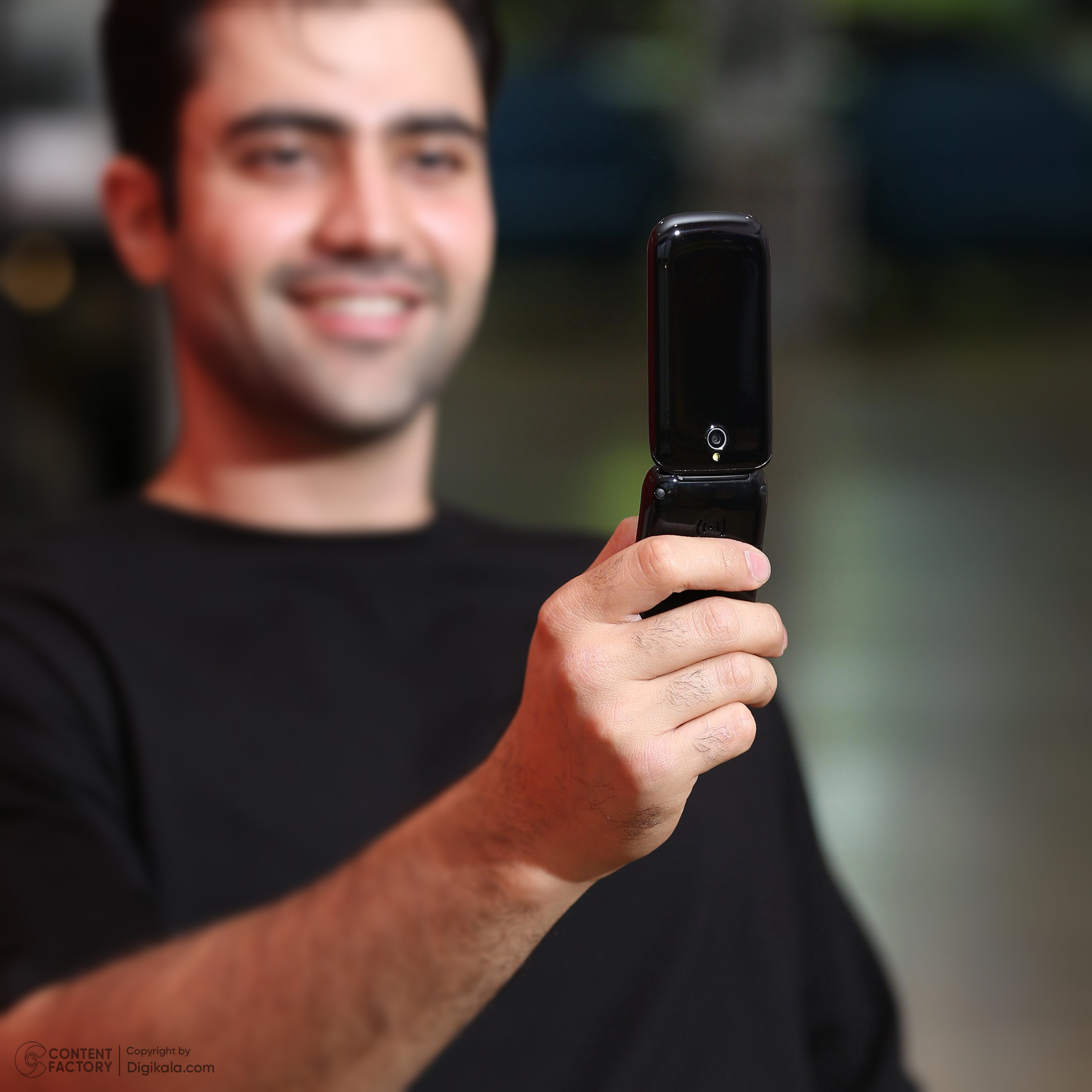 گوشی موبایل جی ال ایکس مدل C99 دو سیم کارت ظرفیت 32 مگابایت