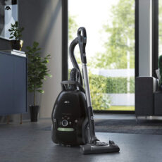 جاروبرقی 750 وات آ ا گ مدل VX9-4-OKO