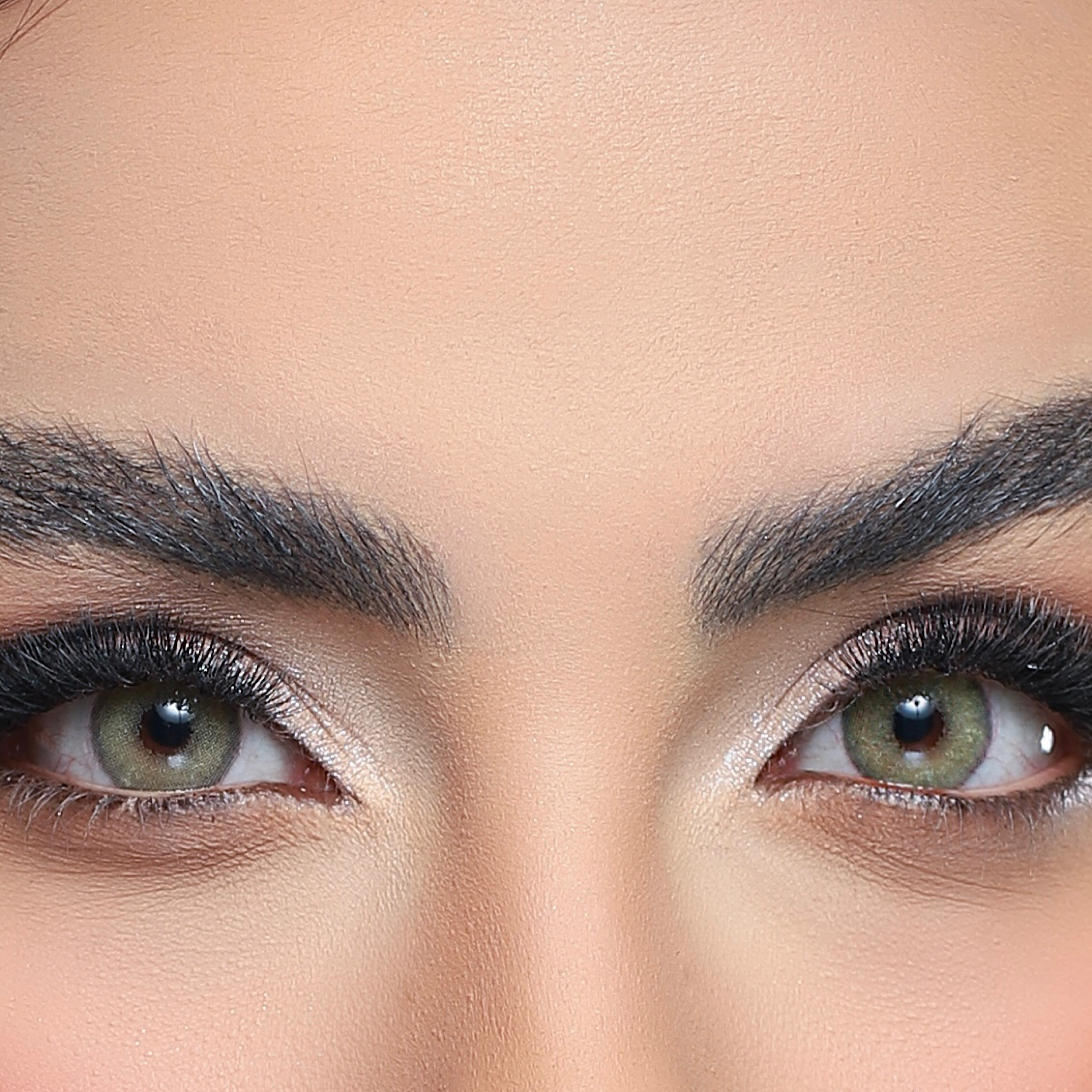 لنز چشم هرا گریس تمیم کانتکت لنز کد 28 رنگ سبز روشن دور دار