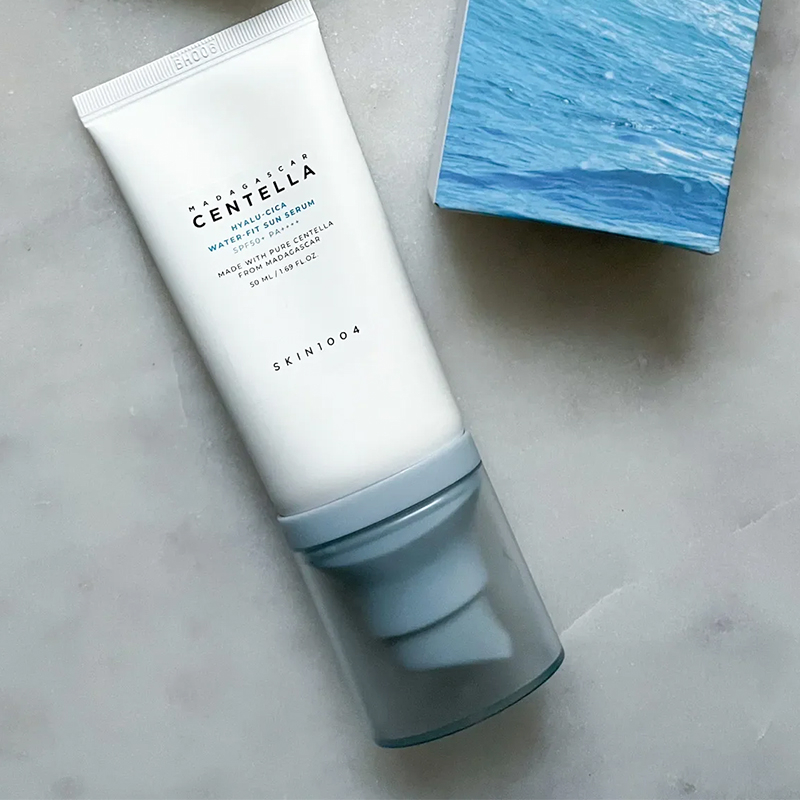 کرم ضد آفتاب بدون رنگ اسکین 1004 SPF 50 مدل Hyalu-Cica Water محافظ UVA ،UVB، مناسب برای انواع پوست، حجم 50 میلی‌لیتر