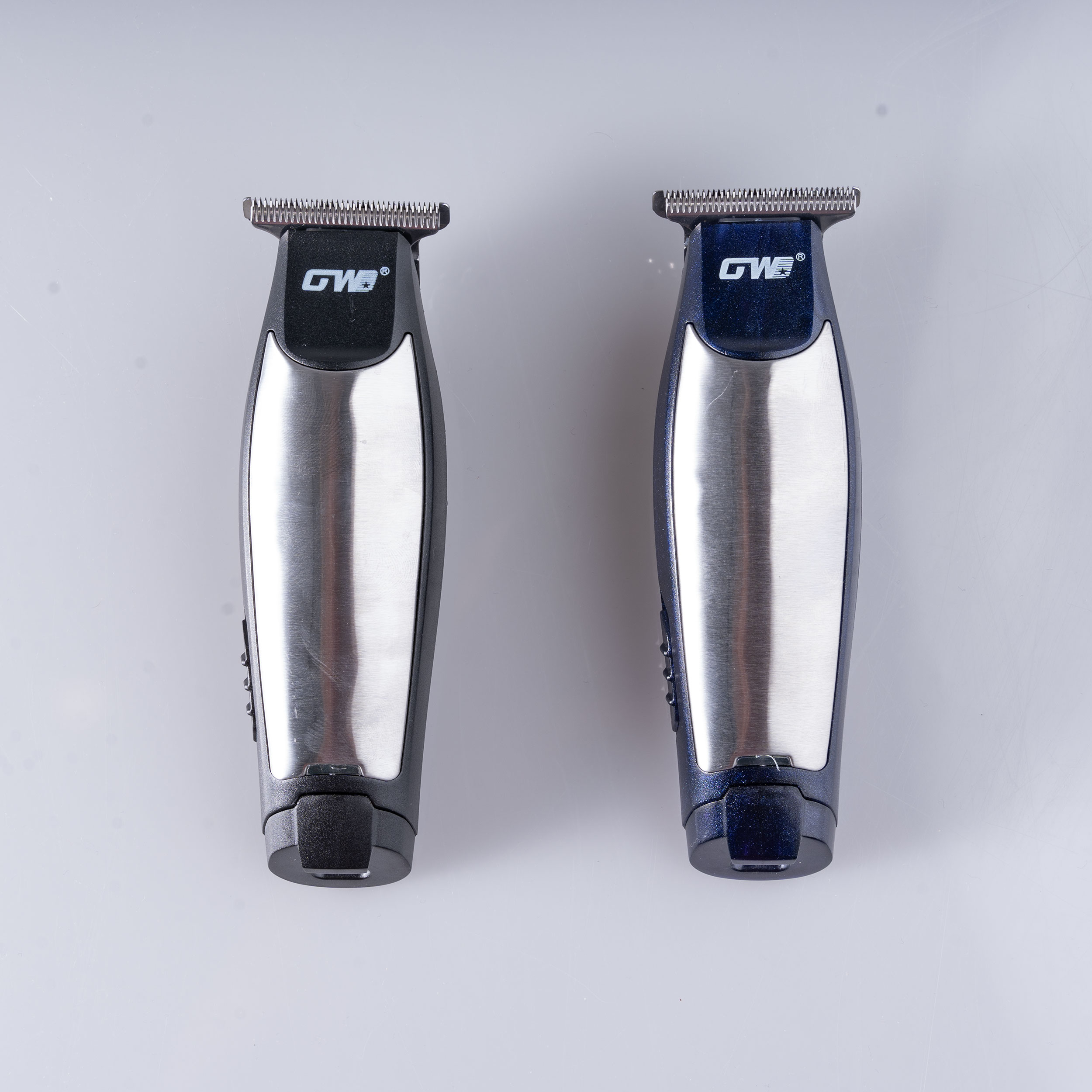 ماشین اصلاح موی سر و صورت شارژی جی دبلیو مدل G-9819، اصلاح به صورت خط زن و صفر زن، منبع انرژی با برق و باتری، تکنولوژی اصلاح به صورت تریمر، اندازه اصلاح 0.1 میلی‌متر، مدت زمان شارژ 480 دقیقه و مدت زمان استفاده پس از شارژ 60 دقیقه، به همراه شارژر و روغن