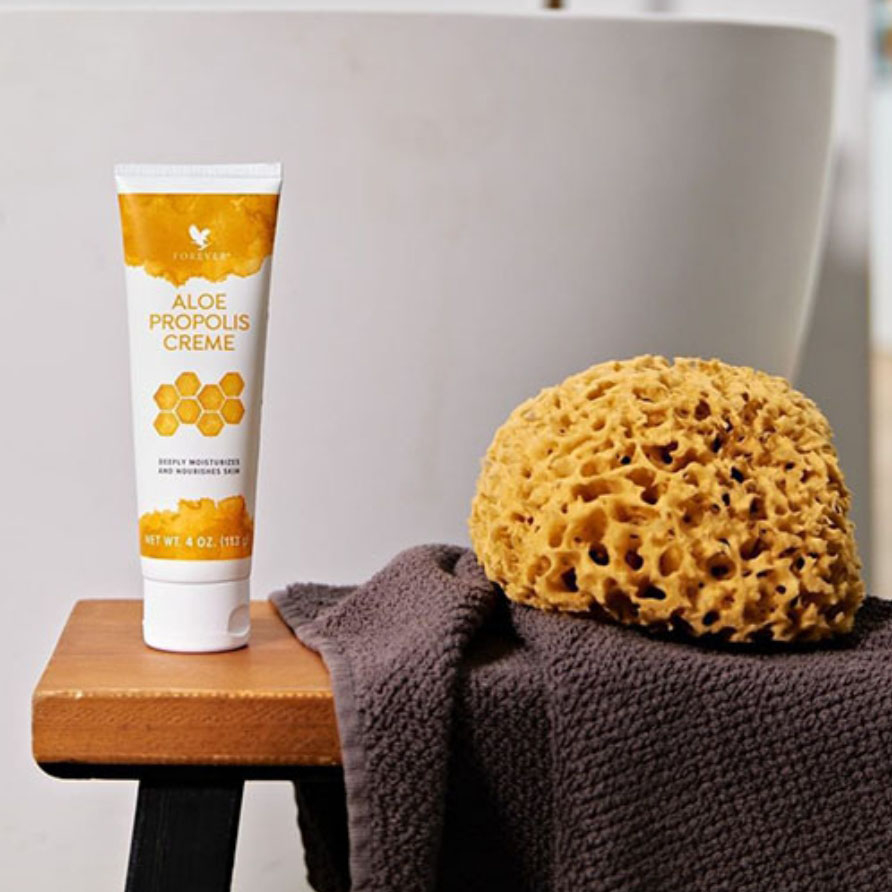 کرم مرطوب کننده فوراور لیوینگ پروداکتس مدل آلوئه پروپولیس مناسب انواع پوست حجم 113 میلی لیتر