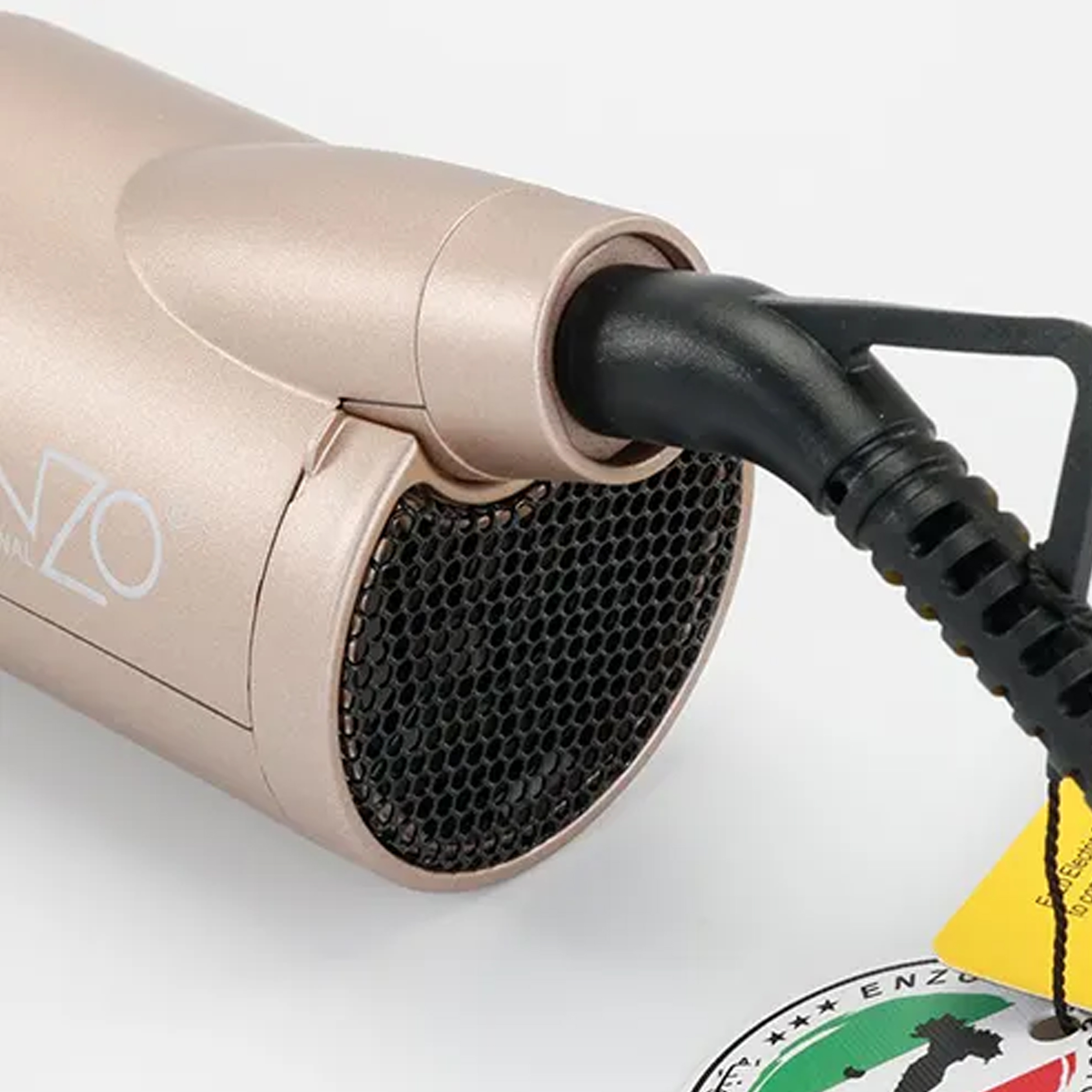 سشوار برسدار چرخشی حرفهای انزو مدل EN 741، موتور AC با توان مصرفی 1500 وات، دارای نرمکنندهی یونی، قابلیت تعویض سری، با حالت صافکننده و حجمدهنده، وزن 700 گرم، تنظیم حرارت 1 حالته و کنترل سرعت 1 حالته، به همراه 2 عدد سری برس ۴۲ و ۵۰ میلیمتری