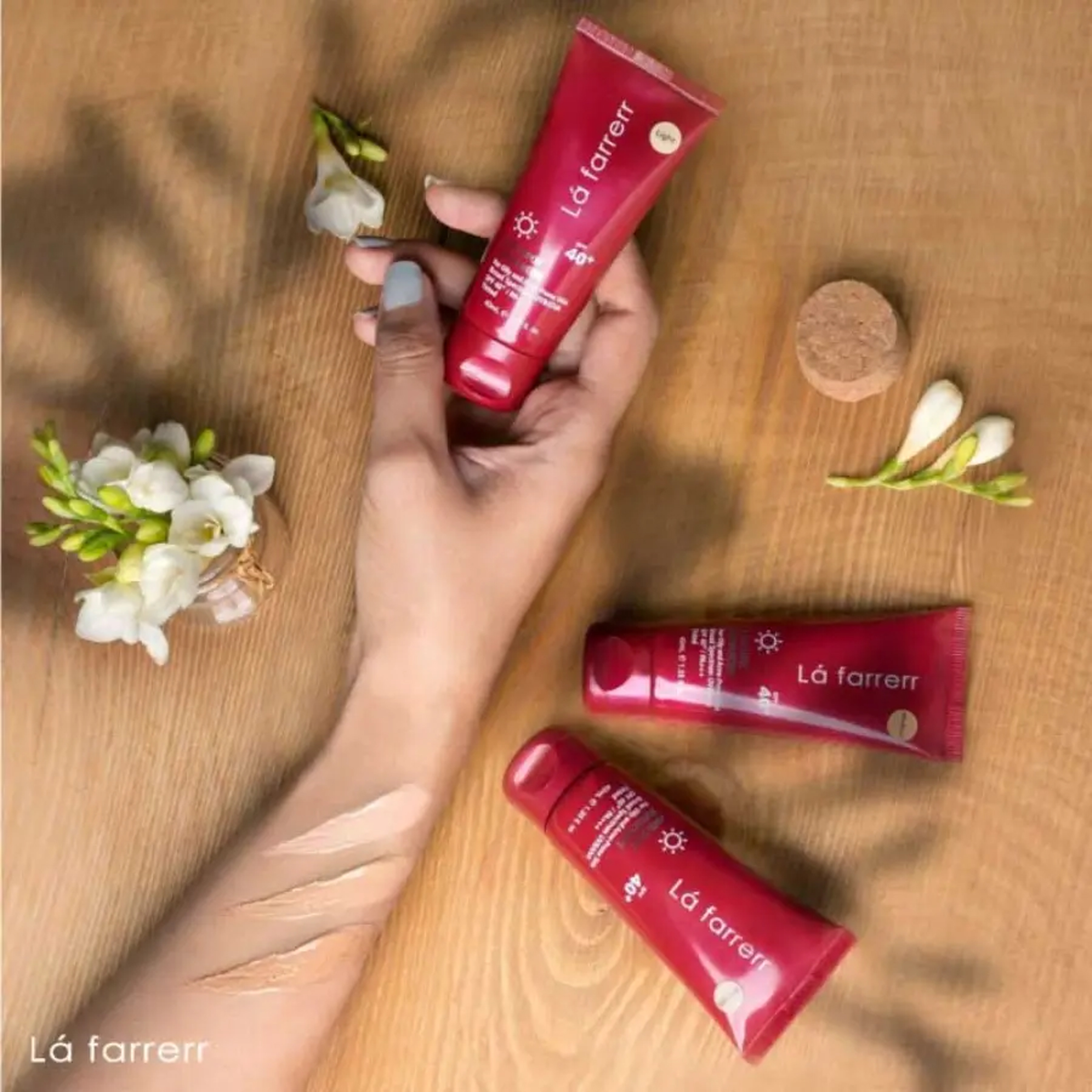 کرم ضدآفتاب و ضدلک رنگی لافارر مدل SPF40-Medium، مناسب پوستهای خشک و معمولی، حجم 40 میلیلیتر