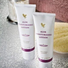 کرم مرطوب کننده دست و صورت فوراور لیوینگ پروداکتس مدل آلوئه ورا مویسترازینگ مناسب انواع پوست حجم 118 میلی لیتر