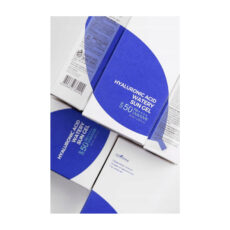 ژل ضد آفتاب بدون رنگ ایزنتری SPF 50 مدل هیالورونیک اسید مناسب پوستهای خشک و حساس حجم 50 میلیلیتر