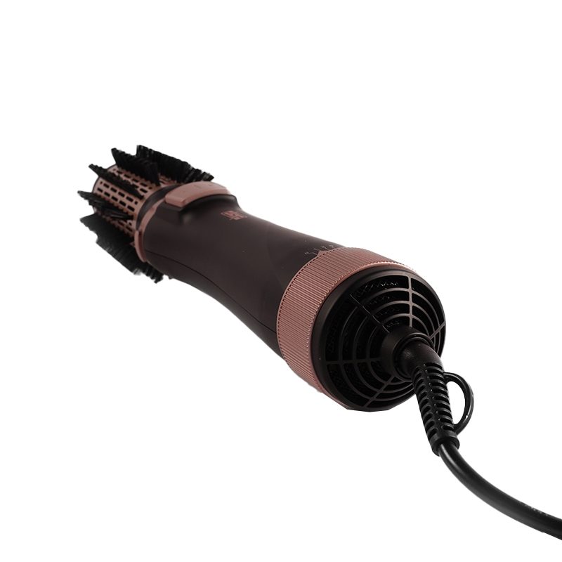 سشوار برسدار چرخشی حرفهای دی اس پی مدل 50063A، موتور DC با توان مصرفی 1000 وات، دارای قابلیت باد سرد، سیم گردان، با حالت فرکننده، حجمدهنده و صافکننده، وزن 500 گرم، تنظیم حرارت 2 حالته و کنترل سرعت 3 حالته، به همراه 5 عدد سری متمرکزکننده