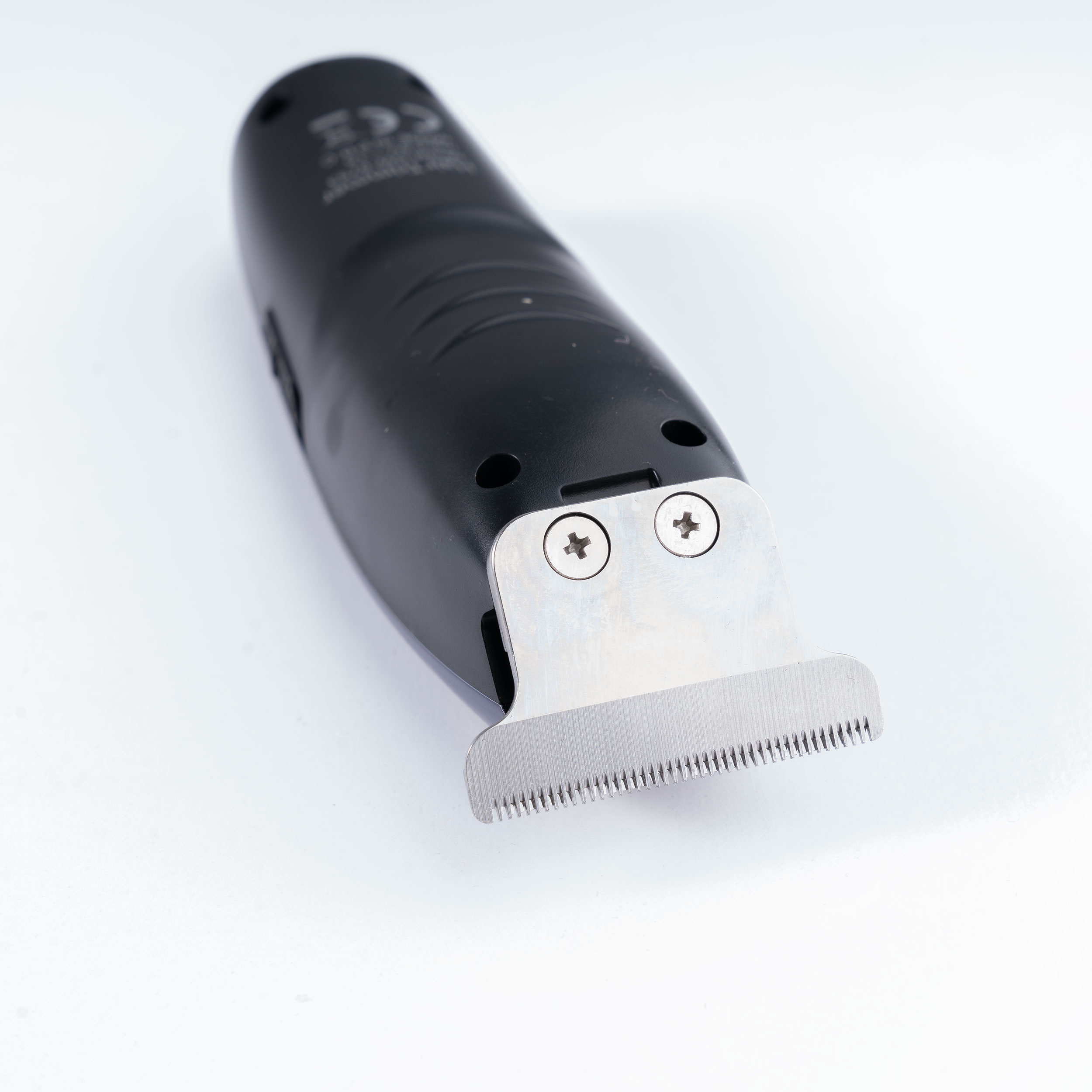 ماشین اصلاح موی سر و صورت جی دبلیو مدل GW-9753، اصلاح به صورت صفر زن، خط زن، نمایشگر وضعیت باتری، منبع انرژی با کابل USB، تکنولوژی اصلاح به صورت تریم، مدت زمان شارژ 90 دقیقه و مدت زمان استفاده پس از شارژ 100 دقیقه، به‌همراه کابل USB، محافظ، برس، روغن