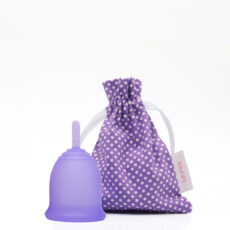 کاپ قاعدگی لیوا فارما سایز متوسط به همراه لیوان کاپ قاعدگی لیوا فارما مدل Mate02