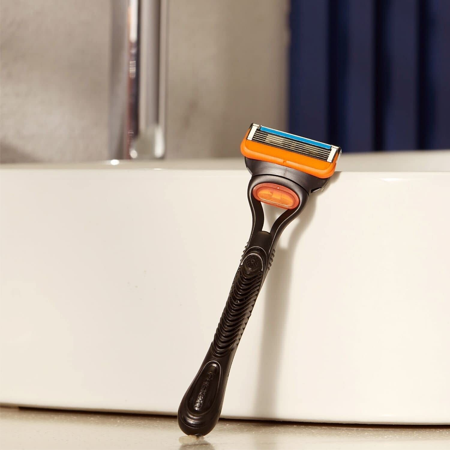 خود تراش ژیلت مدل FUSION 5 POWER به همراه ژل اصلاح ژیلت مدل MOISTURISING حجم 200 میلی لیتر