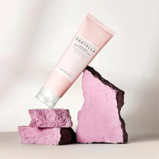 فوم شست‌وشوی صورت سانتلا مدل  فوم تمیز کننده عمیق سنتلا ماداگاسکار مناسب برای پوست حساس حجم 125 میلی‌لیتر