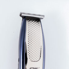 ماشین اصلاح موی سر و صورت جی دبلیو مدل GW-9753، اصلاح به صورت صفر زن، خط زن، نمایشگر وضعیت باتری، منبع انرژی با کابل USB، تکنولوژی اصلاح به صورت تریم، مدت زمان شارژ 90 دقیقه و مدت زمان استفاده پس از شارژ 100 دقیقه، به‌همراه کابل USB، محافظ، برس، روغن