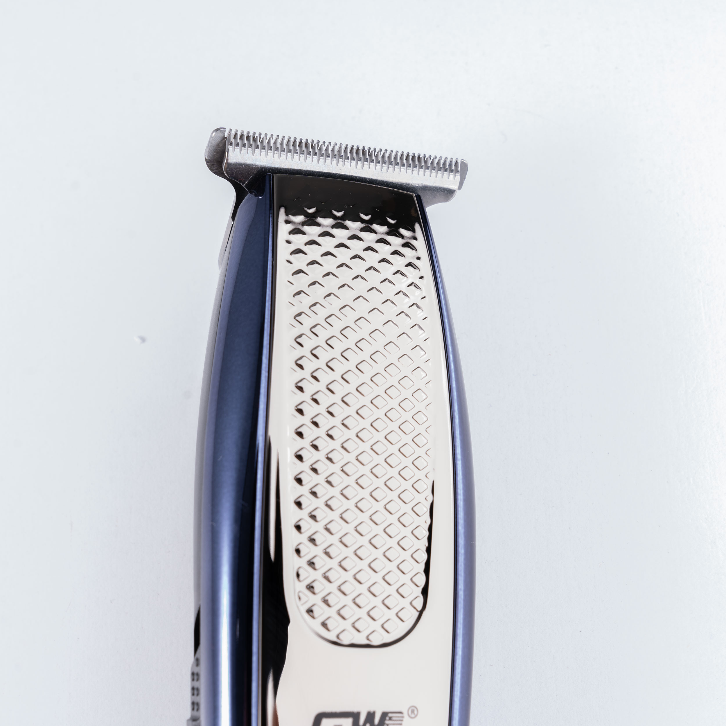 ماشین اصلاح موی سر و صورت جی دبلیو مدل GW-9753، اصلاح به صورت صفر زن، خط زن، نمایشگر وضعیت باتری، منبع انرژی با کابل USB، تکنولوژی اصلاح به صورت تریم، مدت زمان شارژ 90 دقیقه و مدت زمان استفاده پس از شارژ 100 دقیقه، به‌همراه کابل USB، محافظ، برس، روغن