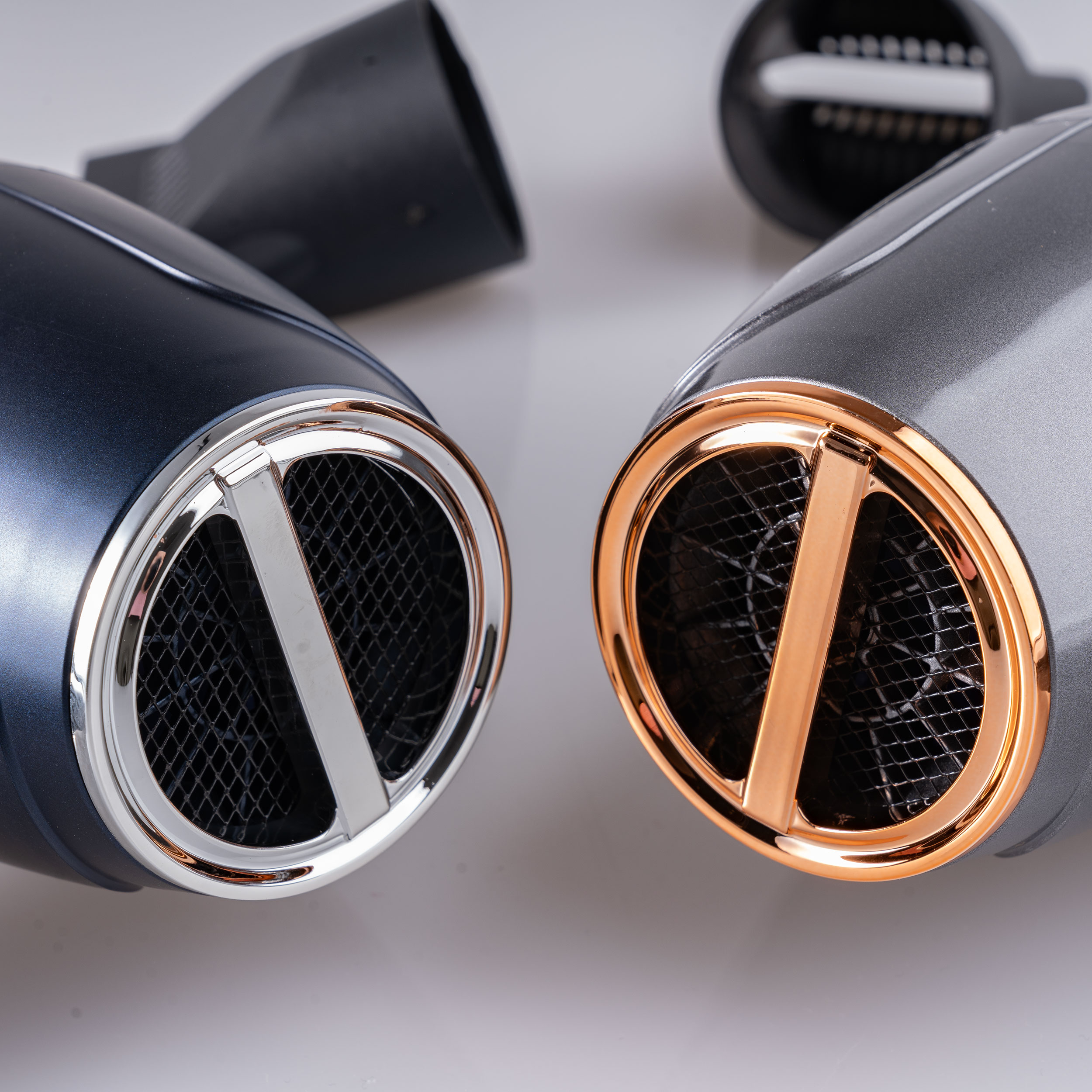 سشوار حرفهای لایچی مدل L-9080، موتور AC با توان مصرفی 2200 وات، دارای قابلیت باد سرد، طراحی ارگونومیک، فناوری تولید یون، با حالت صافکننده و حجمدهنده، وزن 500 گرم، تنظیم حرارت 3 حالته و کنترل سرعت 2 حالته، به همراه 2 سری متمرکزکننده