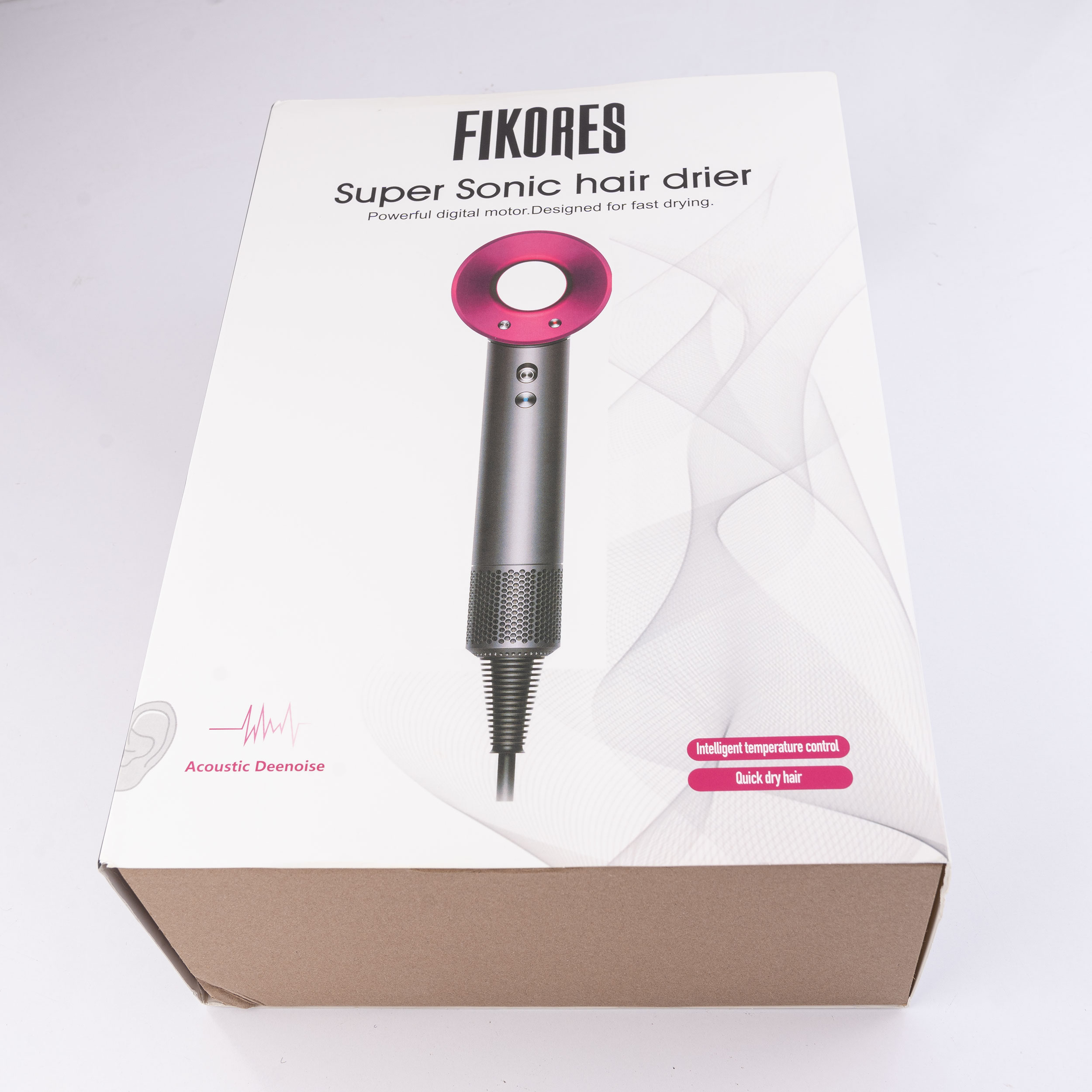 سشوار حرفه‌ای فیکورس مدل سوپرسونیک، موتور AC با توان مصرفی 1600 وات، دارای قابلیت باد سرد، قابلیت تعویض سری، دارای سیم گردان، با حالت صاف‌کننده و حجم‌دهنده، وزن 1200 گرم، تنظیم حرارت 3 حالته و کنترل سرعت 3 حالته، به همراه دیسپانسر و 5 عدد سری متمرکزکننده