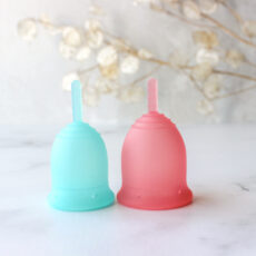 کاپ قاعدگی لیوا فارما مدل Plus سایز کوچک به همراه کاپ قاعدگی لیوا فارما مدل Plus سایز متوسط