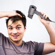 سشوار حرفه‌ای فیکورس مدل سوپرسونیک، موتور AC با توان مصرفی 1600 وات، دارای قابلیت باد سرد، قابلیت تعویض سری، دارای سیم گردان، با حالت صاف‌کننده و حجم‌دهنده، وزن 1200 گرم، تنظیم حرارت 3 حالته و کنترل سرعت 3 حالته، به همراه دیسپانسر و 5 عدد سری متمرکزکننده