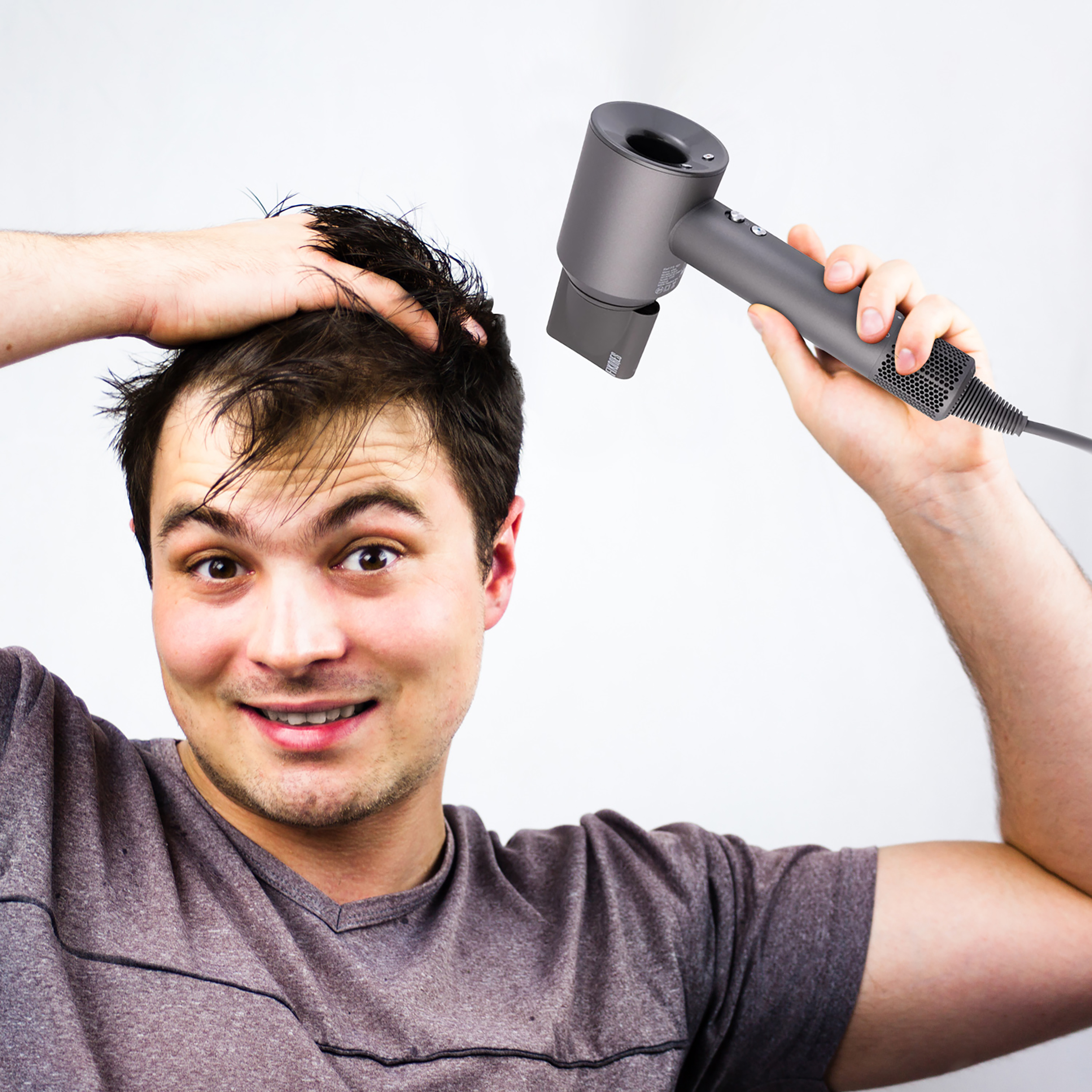 سشوار حرفه‌ای فیکورس مدل سوپرسونیک، موتور AC با توان مصرفی 1600 وات، دارای قابلیت باد سرد، قابلیت تعویض سری، دارای سیم گردان، با حالت صاف‌کننده و حجم‌دهنده، وزن 1200 گرم، تنظیم حرارت 3 حالته و کنترل سرعت 3 حالته، به همراه دیسپانسر و 5 عدد سری متمرکزکننده