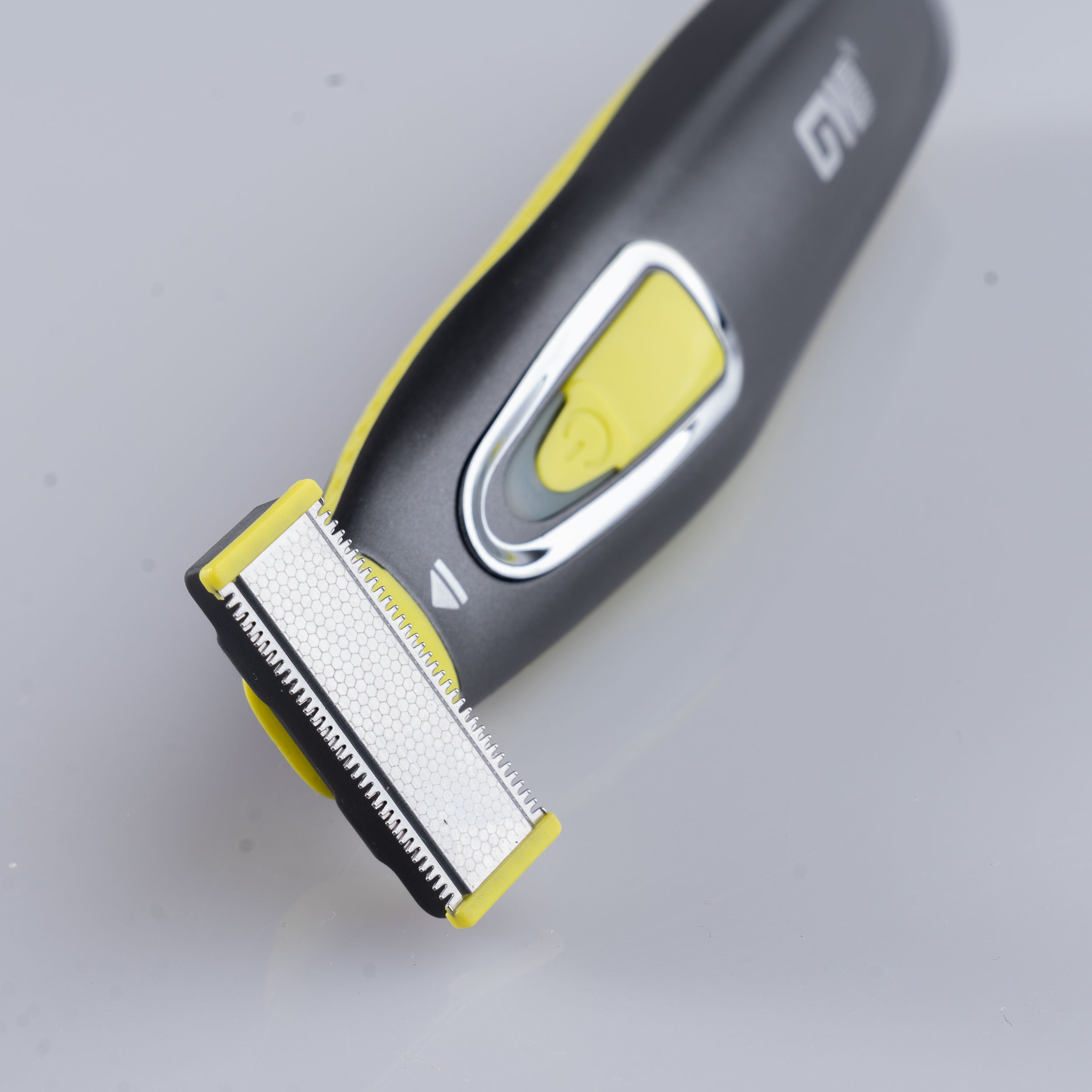 ماشین اصلاح موی صورت شارژی جی دبلیو مدل GW-9866، اصلاح به صورت صفر زن، طراحی ارگونومیک، منبع انرژی با باتری، تکنولوژی اصلاح به صورت تریمر، اندازه اصلاح 0.1 میلی‌متر، مدت زمان شارژ 480 دقیقه، دارای بدنه ضد لغزش، به همراه برس تمیزکننده و کابل شارژ USB