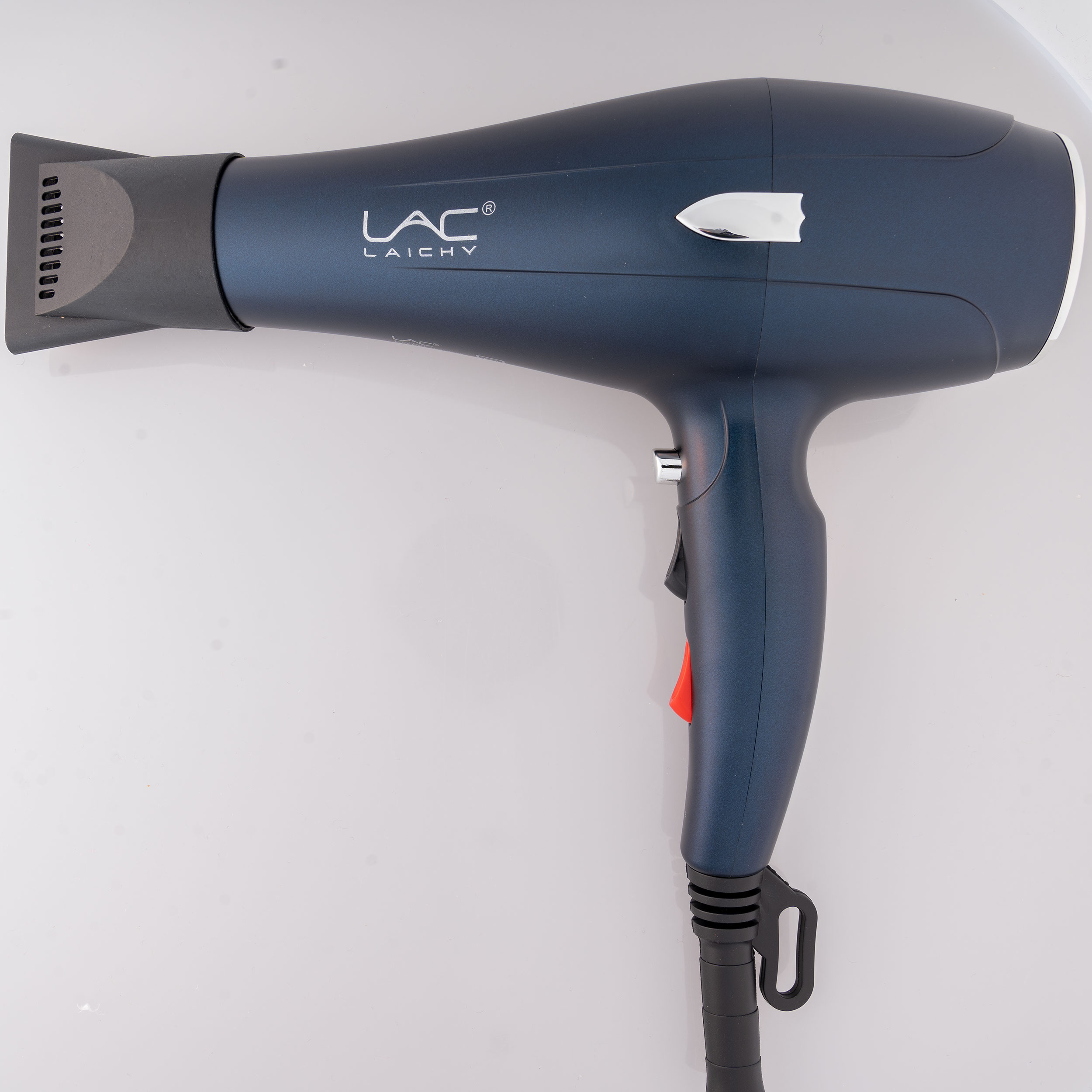 سشوار حرفهای لایچی مدل L-9080، موتور AC با توان مصرفی 2200 وات، دارای قابلیت باد سرد، طراحی ارگونومیک، فناوری تولید یون، با حالت صافکننده و حجمدهنده، وزن 500 گرم، تنظیم حرارت 3 حالته و کنترل سرعت 2 حالته، به همراه 2 سری متمرکزکننده