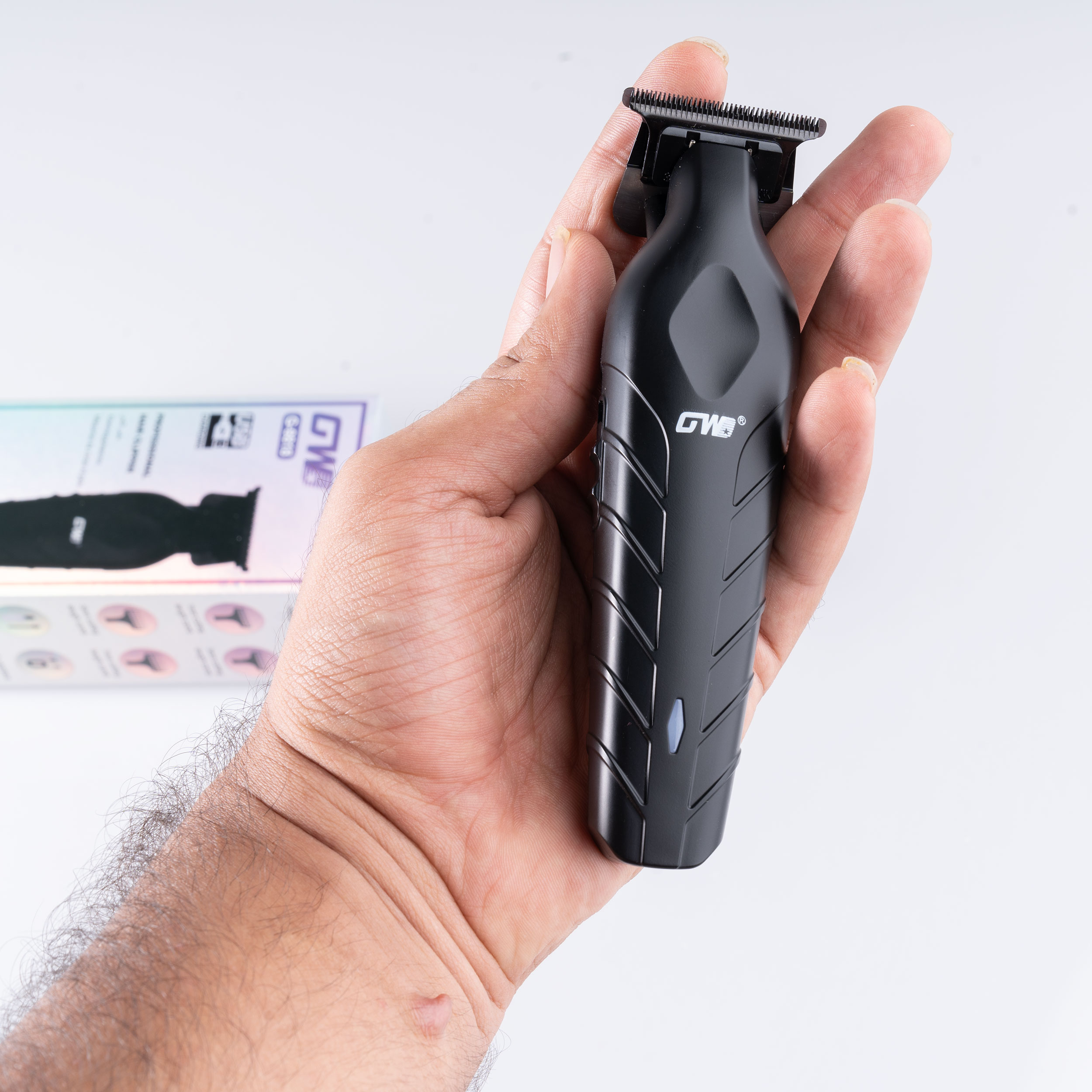 ماشین اصلاح موی سر و صورت جی دبلیو مدل G-9818، اصلاح به صورت صفر زن، خط زن، باقابلیت تنظیم سرعت و طراحی ارگونومیک، تکنولوژی اصلاح به صورت تریم، مدت زمان شارژ 120 دقیقه و مدت زمان استفاده پس از شارژ 100 دقیقه، دارای چراغ نشانگر عملکرد و شارژ و دو حالت سرعت