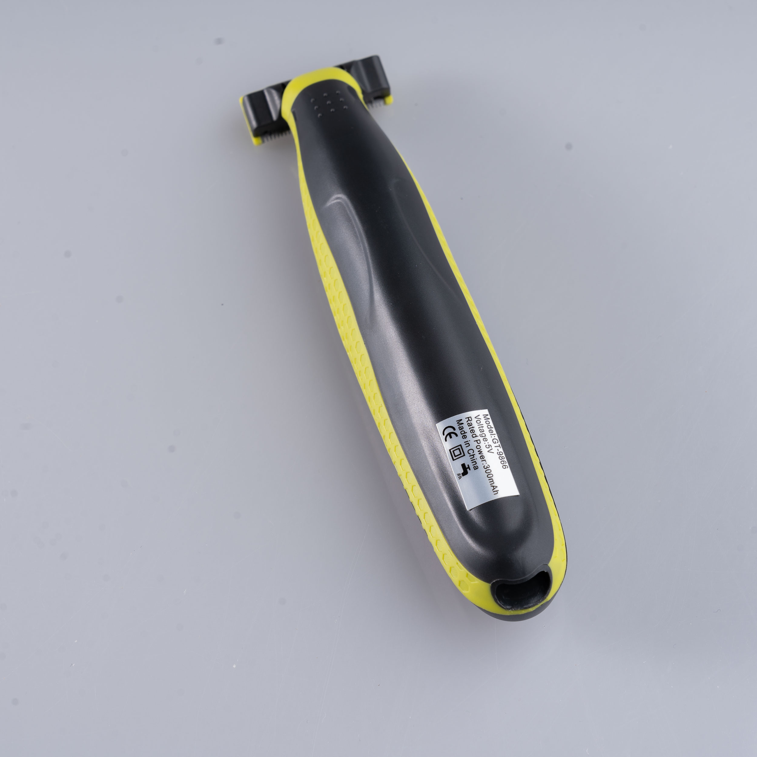 ماشین اصلاح موی صورت شارژی جی دبلیو مدل GW-9866، اصلاح به صورت صفر زن، طراحی ارگونومیک، منبع انرژی با باتری، تکنولوژی اصلاح به صورت تریمر، اندازه اصلاح 0.1 میلی‌متر، مدت زمان شارژ 480 دقیقه، دارای بدنه ضد لغزش، به همراه برس تمیزکننده و کابل شارژ USB