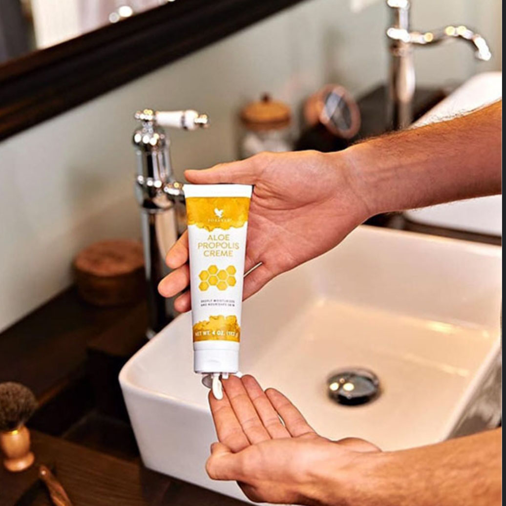 کرم مرطوب کننده فوراور لیوینگ پروداکتس مدل آلوئه پروپولیس مناسب انواع پوست حجم 113 میلی لیتر