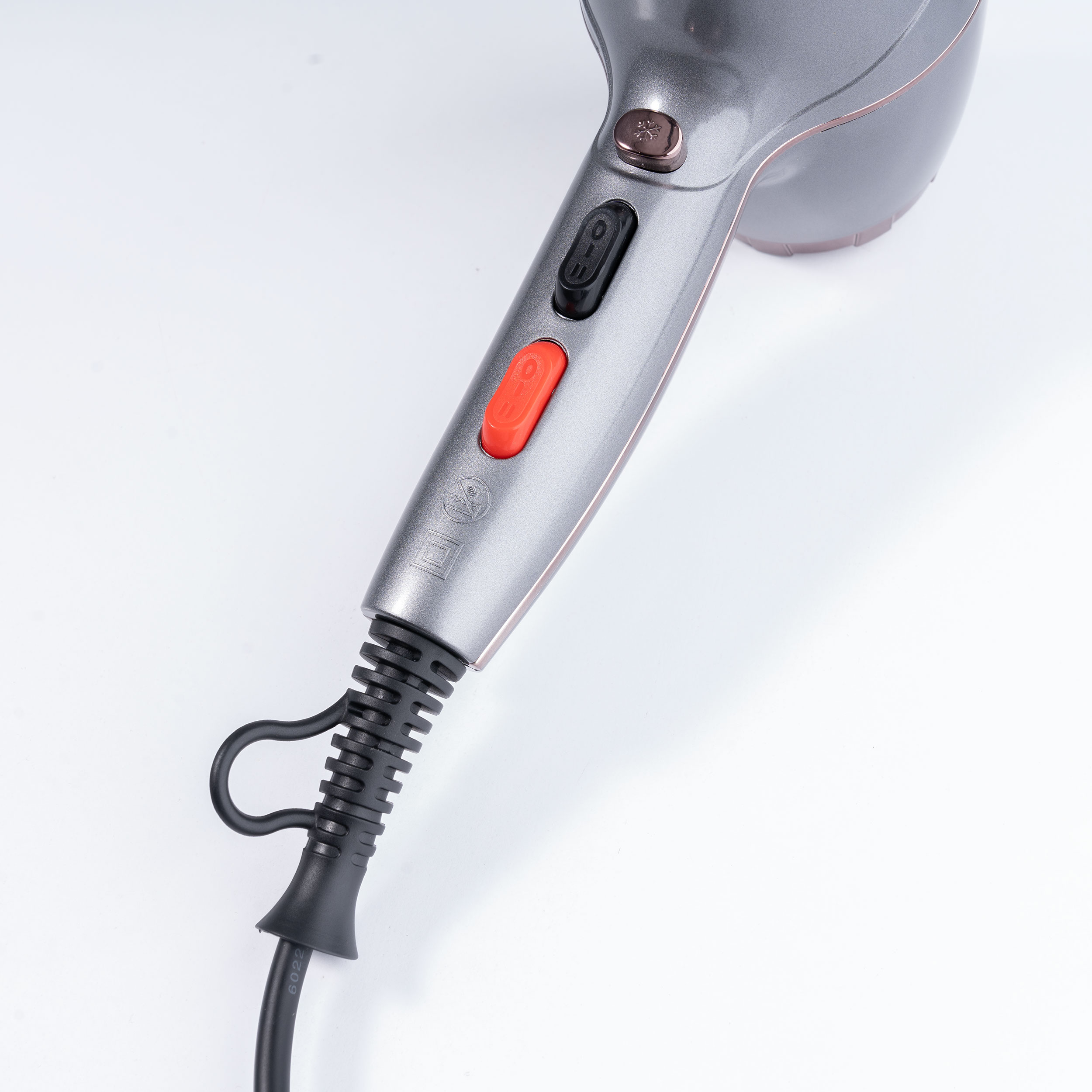 سشوار حرفه‌ای رومئو مدل RM-5858، موتور AC با توان مصرفی 2200 وات، دارای قابلیت باد سرد، طراحی ارگونومیک، دارای حلقه آویختن، با حالت صاف‌کننده و حجم‌دهنده، وزن 450 گرم، تنظیم حرارت 3 حالته و کنترل سرعت 2 حالته، به همراه متمرکزکننده باریک